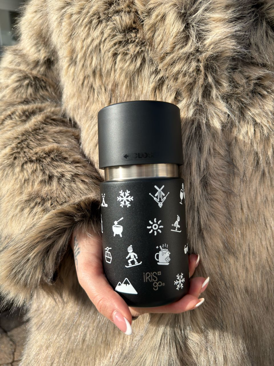 IRISgo® cup sip 350ml im Winter Design, gehalten in Winterjacke und Handschuh