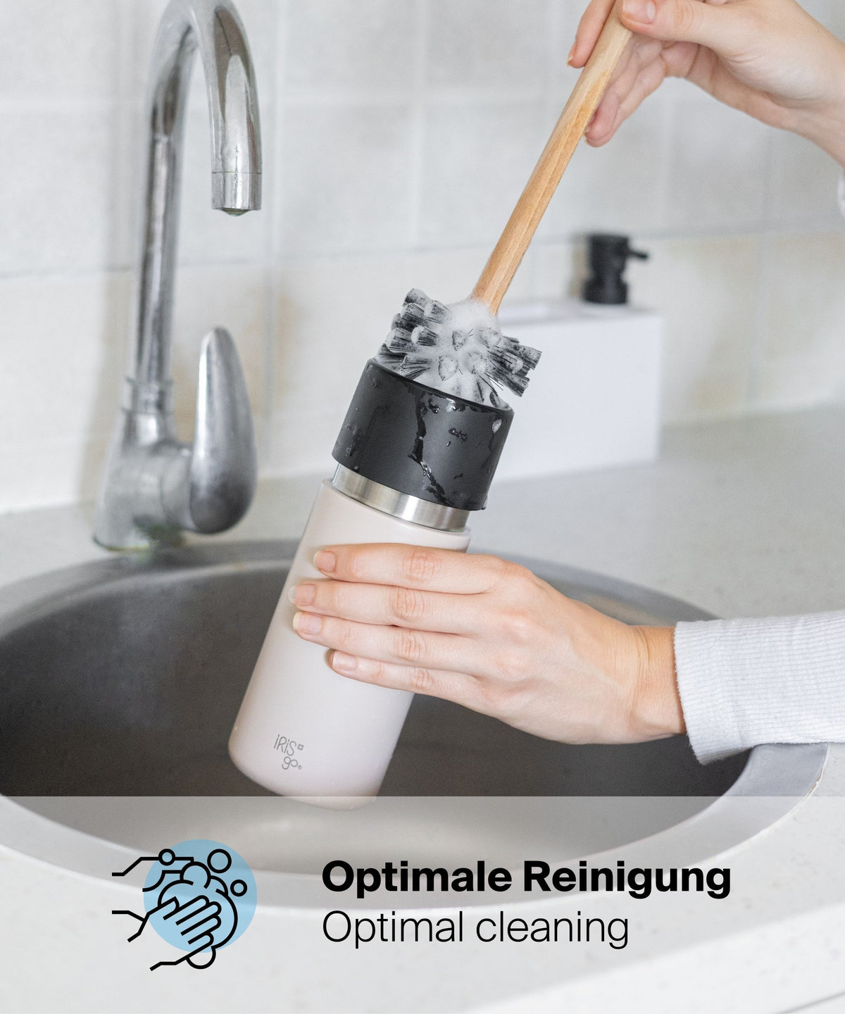 IRISgo® Reinigungsbürste reinigt den Thermobecher unter fliessendem Wasser für optimale Reinigung