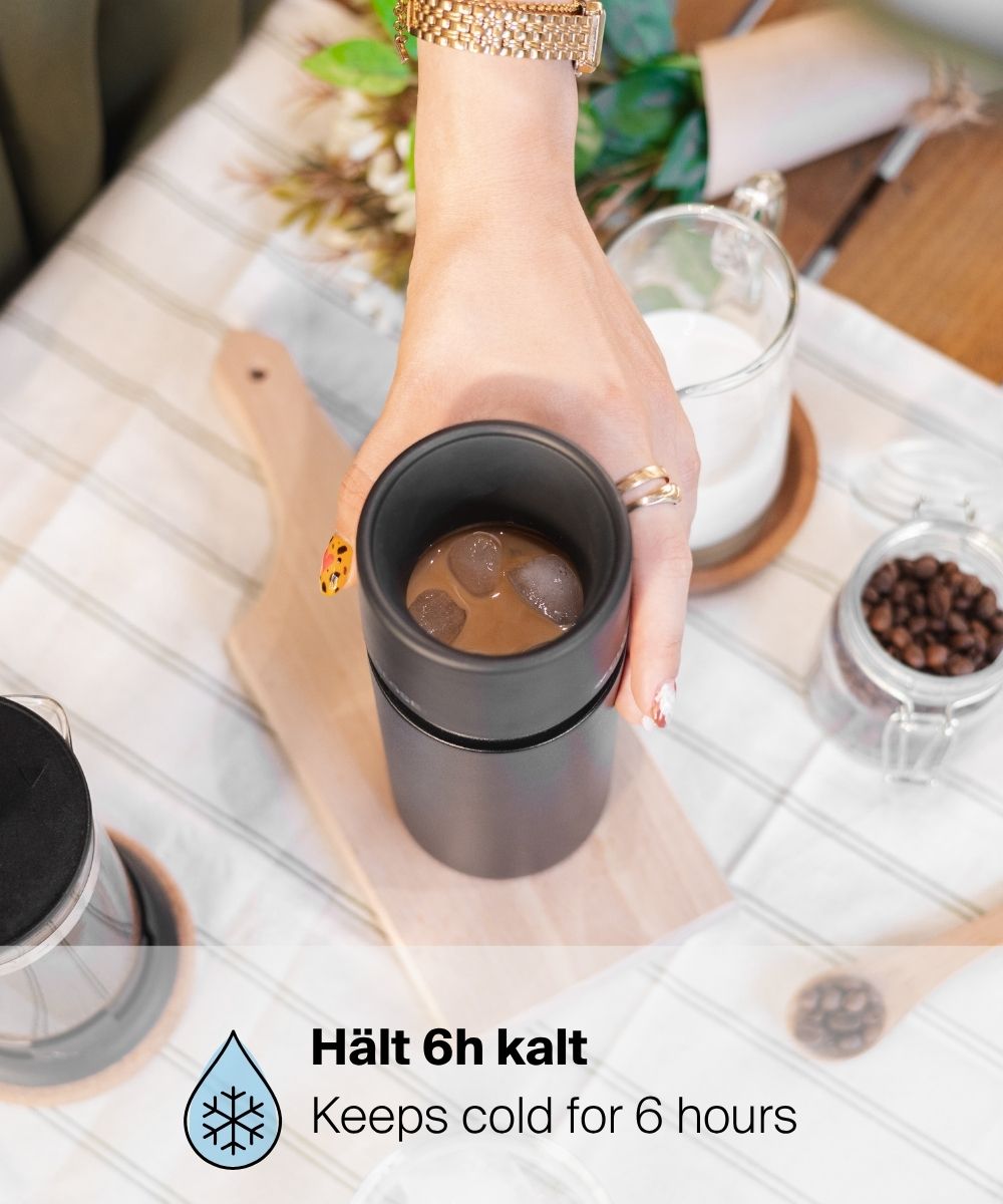 IRISgo® cup flow 500ml Thermobecher in roasted black mit Eiskaffee, hält Getränke 6 Stunden kalt