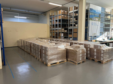 Paletten mit IRISgo cups bereit für das Müller-Zentrallager im Lager in Horw