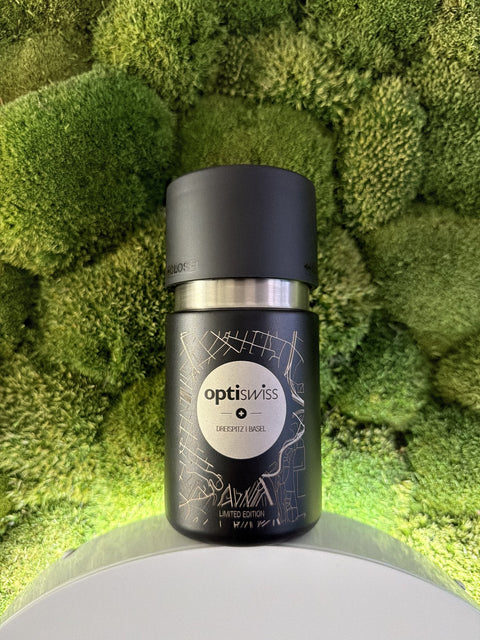 IRISgo cup sip in roasted black mit gravierter Dreispitz-Karte und Optiswiss Logo