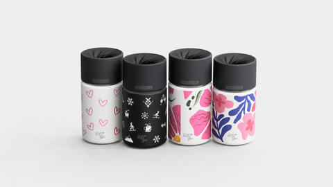 IRISgo® cup Designs – vier Swiss Made Thermobecher mit Boho Coral, Boho Bloom, Herz und Winter Design auf grauem Hintergrund