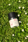 IRISgo cup drop 200ml Herz Design im Gras – verspieltes Design für besondere Momente