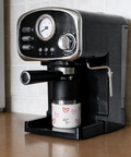 IRISgo cup drop 200ml Herz Design vor der Espressomaschine – perfekt für den Espresso to go