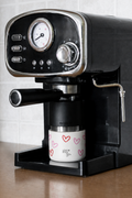 IRISgo cup drop 200ml Herz Design vor der Espressomaschine – perfekt für den Espresso to go