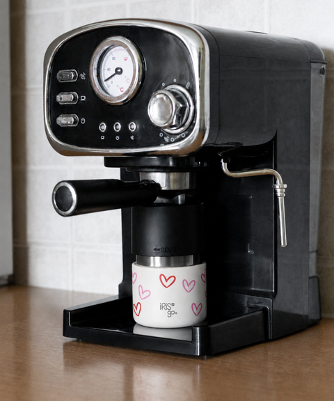 IRISgo cup drop 200ml Herz Design vor der Espressomaschine – perfekt für den Espresso to go