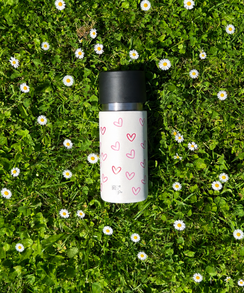 IRISgo cup flow 500ml Herz Design im Gras – verspieltes Design für den Sommer