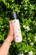 IRISgo cup stream 650ml Herz Design in der Hand – der grosse Becher für den ganzen Tag