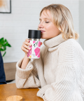 Frau trinkt aus IRISgo cup sip 350ml Boho Bloom Design – grosse Trinköffnung für vollen Kaffeegenuss