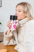 Frau trinkt aus IRISgo cup sip 350ml Boho Bloom Design – grosse Trinköffnung für vollen Kaffeegenuss