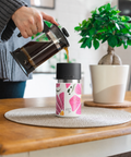 IRISgo cup sip 350ml Boho Bloom Design auf dem Tisch beim Kaffee einschenken – Swiss Made Thermobecher für zuhause und unterwegs