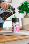 IRISgo cup sip 350ml Boho Bloom Design auf dem Tisch beim Kaffee einschenken – Swiss Made Thermobecher für zuhause und unterwegs