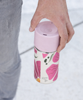Hand hält IRISgo cup sip 350ml Boho Bloom Design mit rush Lid unterwegs – auslaufsicherer Thermobecher to go