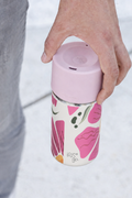 Hand hält IRISgo cup sip 350ml Boho Bloom Design mit rush Lid unterwegs – auslaufsicherer Thermobecher to go