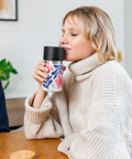 Frau trinkt aus IRISgo cup sip 350ml Boho Coral Design – grosse Trinköffnung für vollen Kaffeegenuss