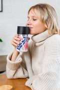 Frau trinkt aus IRISgo cup sip 350ml Boho Coral Design – grosse Trinköffnung für vollen Kaffeegenuss