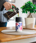 IRISgo cup sip 350ml Boho Coral Design auf dem Tisch beim Kaffee einschenken – Swiss Made Thermobecher für zuhause und unterwegs