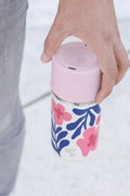 Hand hält IRISgo cup sip 350ml Boho Coral Design mit rush Lid unterwegs – auslaufsicherer Thermobecher to go