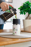 IRISgo cup sip 350ml Floral Art Design auf dem Tisch beim Kaffee einschenken – Swiss Made Thermobecher für zuhause und unterwegs