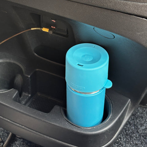 IRISgo Thermobecher im Auto-Getränkehalter – auslaufsicherer Coffee-to-go-Becher für unterwegs 