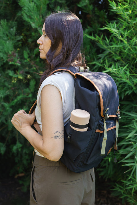 IRISgo cup im Rucksack mit dem Cover Lid in beige