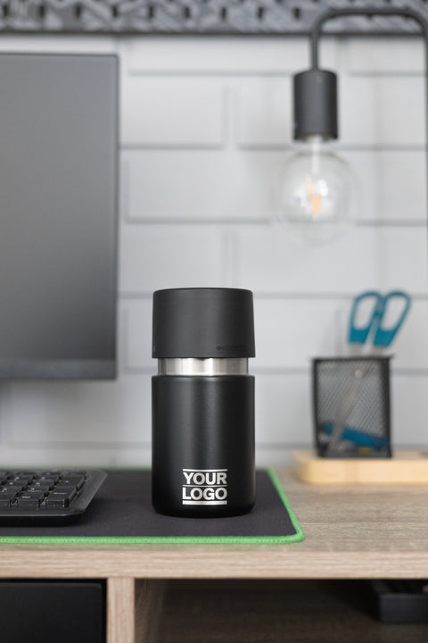 IRISgo cup sip 350ml in schwarz mit Your Logo graviert