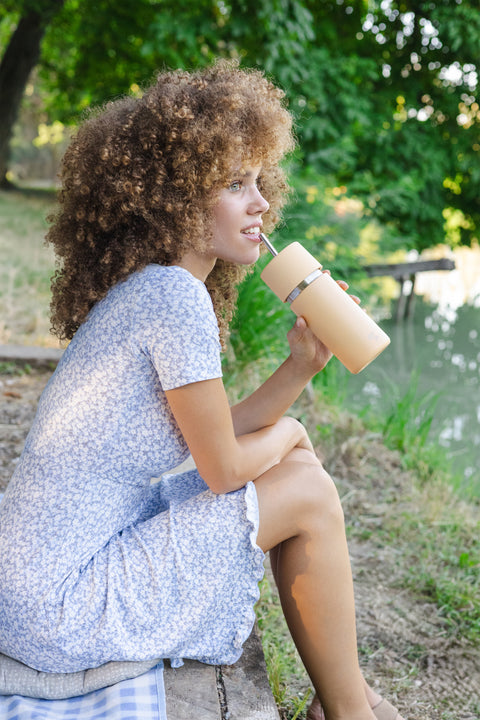 IRISgo cup flow 500ml in orange mit Edelstahl Trinkhalm und Straw Lid in orange 