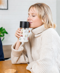 Frau trinkt aus IRISgo cup sip 350ml Swiss Design – grosse Trinköffnung für vollen Kaffeegenuss
