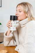 Frau trinkt aus IRISgo cup sip 350ml Swiss Design – grosse Trinköffnung für vollen Kaffeegenuss