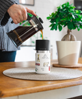 IRISgo cup sip 350ml Swiss Design auf dem Tisch beim Kaffee einschenken – Swiss Made Thermobecher für zuhause und unterwegs