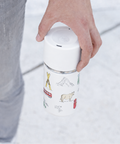Hand hält IRISgo cup sip 350ml Swiss Design mit Rush Lid unterwegs – auslaufsicherer Thermobecher to go
