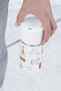 Hand hält IRISgo cup sip 350ml Swiss Design mit Rush Lid unterwegs – auslaufsicherer Thermobecher to go