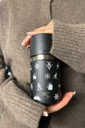 IRISgo Thermobecher mit Winter-Design in der Hand gehalten – auslaufsicherer To-go-Becher für Kaffee und Tee
