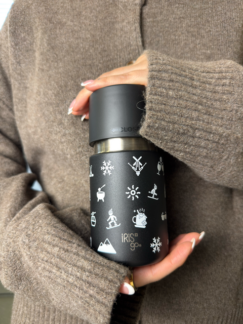 IRISgo Thermobecher mit Winter-Design in der Hand gehalten – auslaufsicherer To-go-Becher für Kaffee und Tee