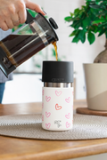 Kaffee wird in den IRISgo® Thermobecher mit Herz-Design gegossen