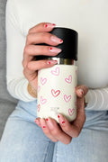 IRISgo Thermobecher mit Herz-Design in der Hand gehalten – stylischer, personalisierbarer Becher als Geschenkidee