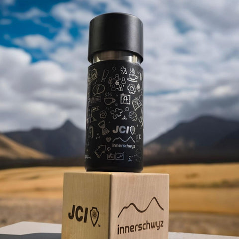 IRISgo® cup mit 360 Grad Gravur für JCI, B2B Co-Branding Referenz