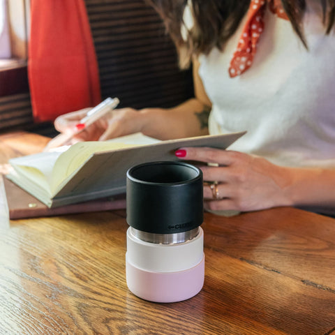 IRISgo® Cover aus Silikon am Thermobecher, rutschfester Griff und Schutz