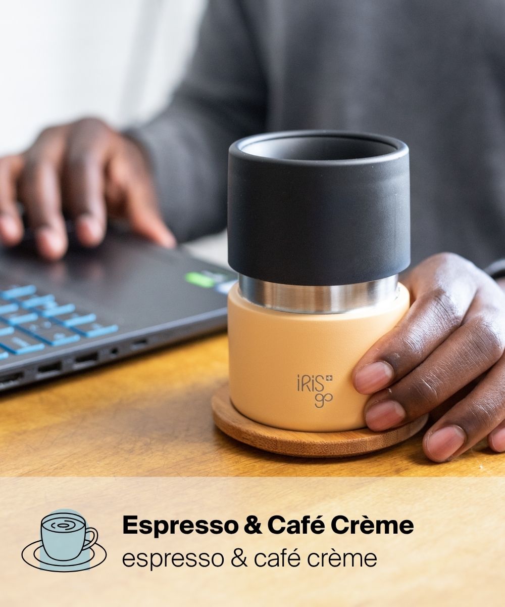 Offener IRISgo® cup drop 200ml Thermobecher mit Espresso auf dem Schreibtisch, ideal für Espresso und Café Crème