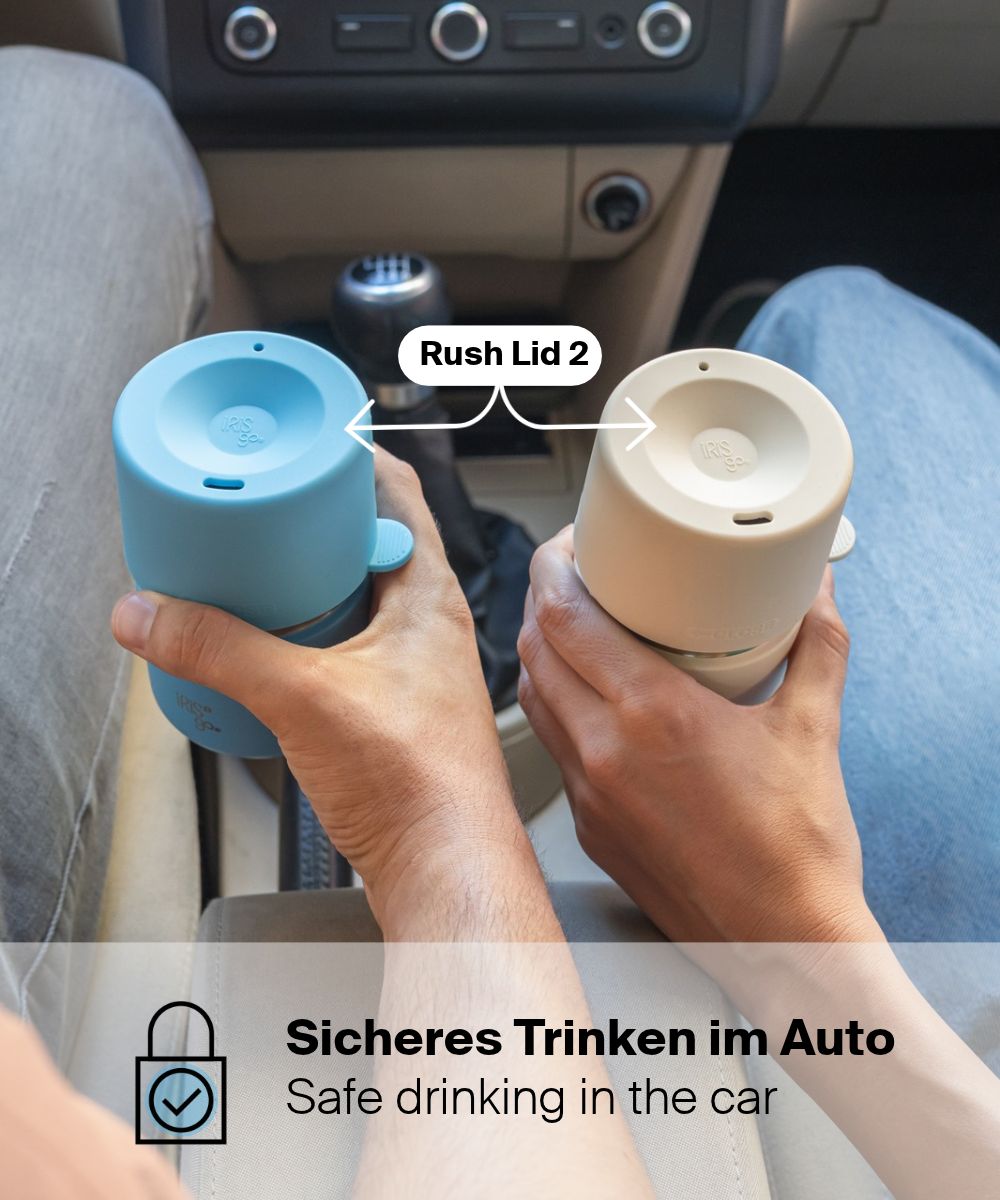Zwei IRISgo® cup drop 200ml Thermobecher mit Rush Lid 2 im Auto für sicheres Trinken unterwegs