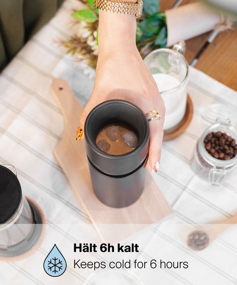 IRISgo® cup flow 500ml Thermobecher in roasted black mit Eiskaffee, hält Getränke 6 Stunden kalt