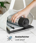Auslaufsicherer IRISgo® cup flow 500ml Thermobecher in roasted black liegt in einer Tasche auf Notizbüchern