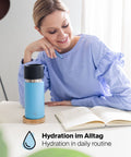Frau liest am Schreibtisch mit dem IRISgo® cup flow 500ml Thermobecher in ocean blue, Hydration im Alltag