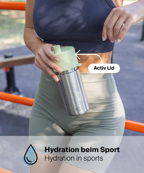 Frau im Sportoutfit hält den IRISgo® cup flow 500ml Thermobecher mit Active Lid, Hydration beim Sport