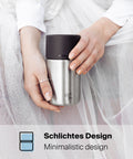 IRISgo Thermobecher aus Edelstahl mit schlichtem, minimalistischem Design in den Händen gehalten