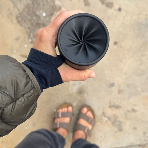 IRISgo® cup Thermobecher in Roasted Black in der Hand, unterwegs im Sommer