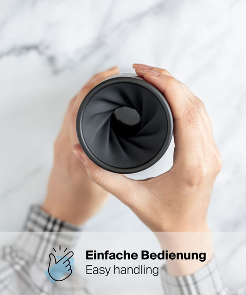 Hände öffnen den patentierten Drehverschluss des IRISgo® cup sip 350ml Thermobechers, einfache Bedienung mit einem Dreh