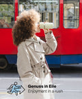 Frau trinkt unterwegs vor dem Tram aus dem IRISgo® cup sip 350ml Thermobecher, Genuss in Eile