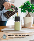 Kaffee wird aus der French Press in den offenen IRISgo® cup sip 350ml Thermobecher in kea green eingeschenkt, perfekt für Café oder Tee