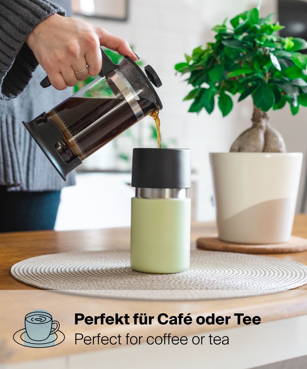 Kaffee wird aus der French Press in den offenen IRISgo® cup sip 350ml Thermobecher in kea green eingeschenkt, perfekt für Café oder Tee